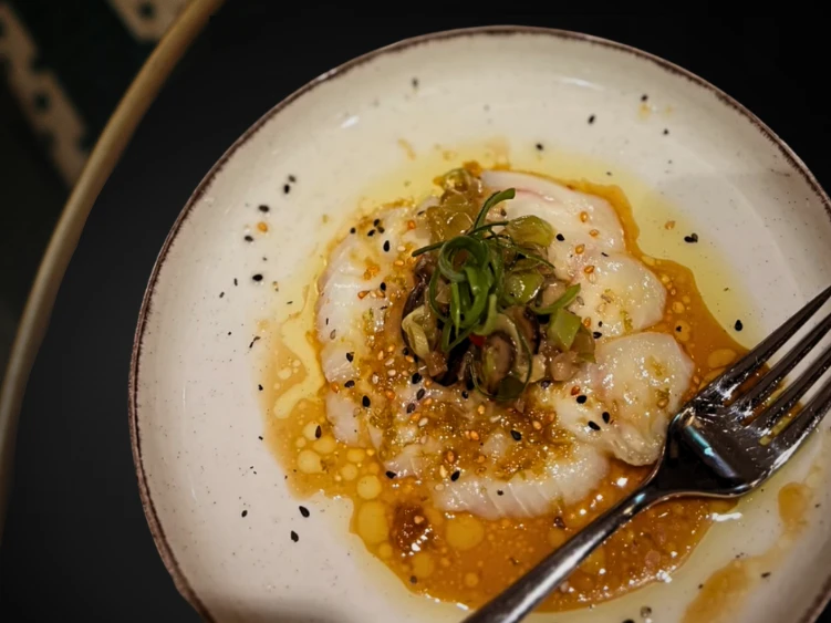 GEBEIZTER HEILBUTT SASHIMI / SHIITAKEPILZE / JUNGER LAUCH GEBEIZTER HEILBUTT
SASHIMI / SHIITAKEPILZE / JUNGER LAUCH