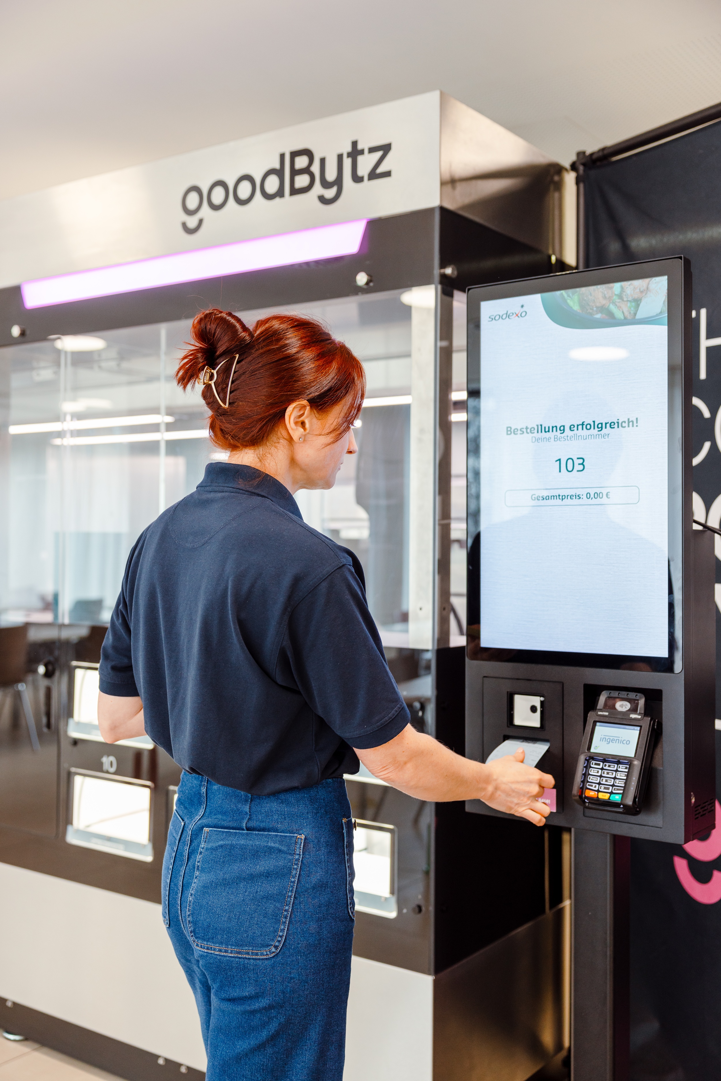 Die Innovation in der Versorgung beginnt mit Bierbichler - Eine Frau nutzt eine Maschine, um mit Karte zu bezahlen.