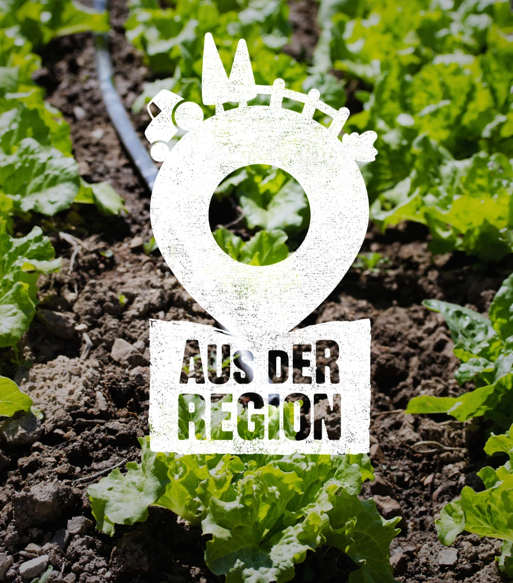 Produkte aus der Region - für unsere Gastronomen und Hotelliers Eine Gruppe von Hühnern auf einem Feld.