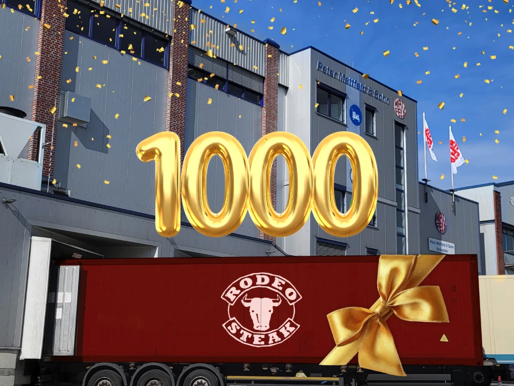 Großer roter Lkw mit goldener Schleife und einem goldenen Ballon in der Luft