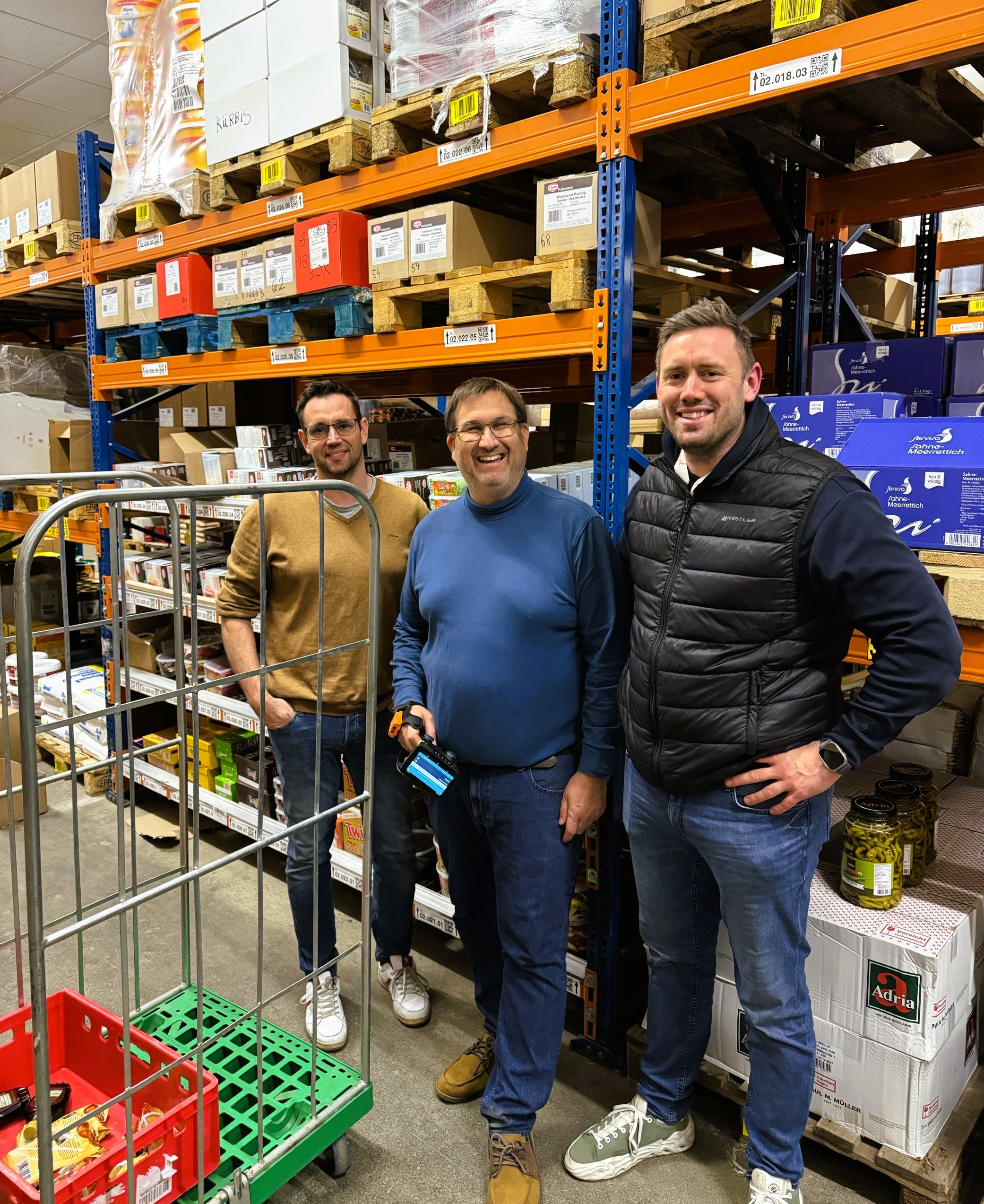 Team bei der Digitalierung der Lagerware Eine Gruppe von Männern steht in einem Lagerhaus. Team bei der Digitalierung der Lagerware