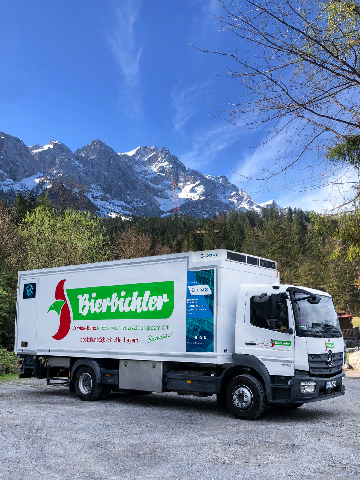 Nachhaltigkeit sollte für jedes Unternehmen Priorität haben Ein Lkw steht vor Bergen geparkt.