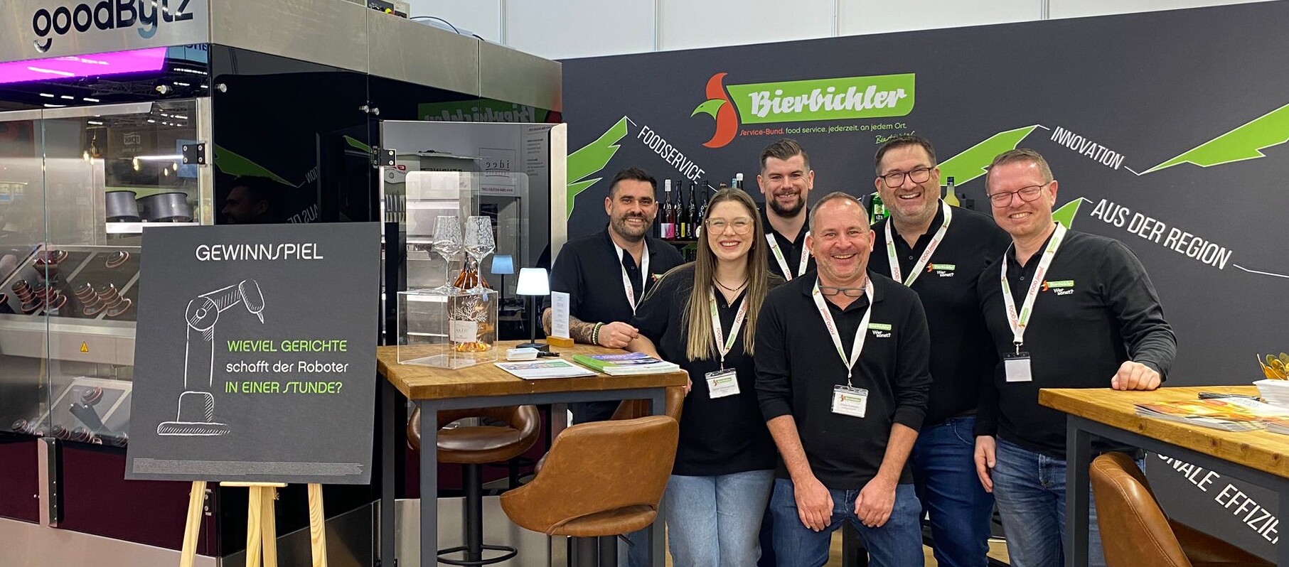 Eine Gruppe von Menschen posiert für ein Foto.