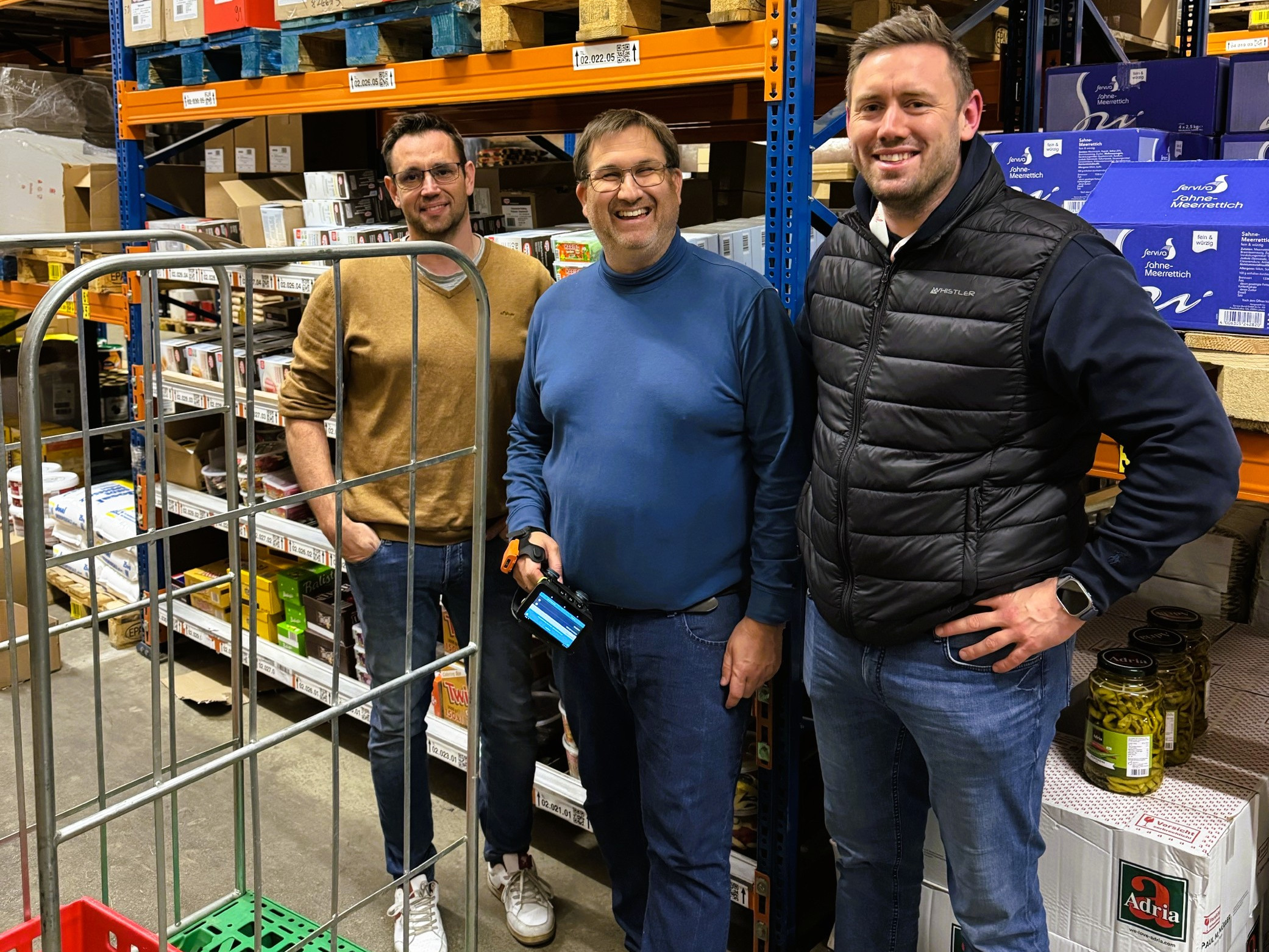 Team bei der Digitalierung der Lagerware Eine Gruppe von Männern steht in einem Lagerhaus. Team bei der Digitalierung der Lagerware