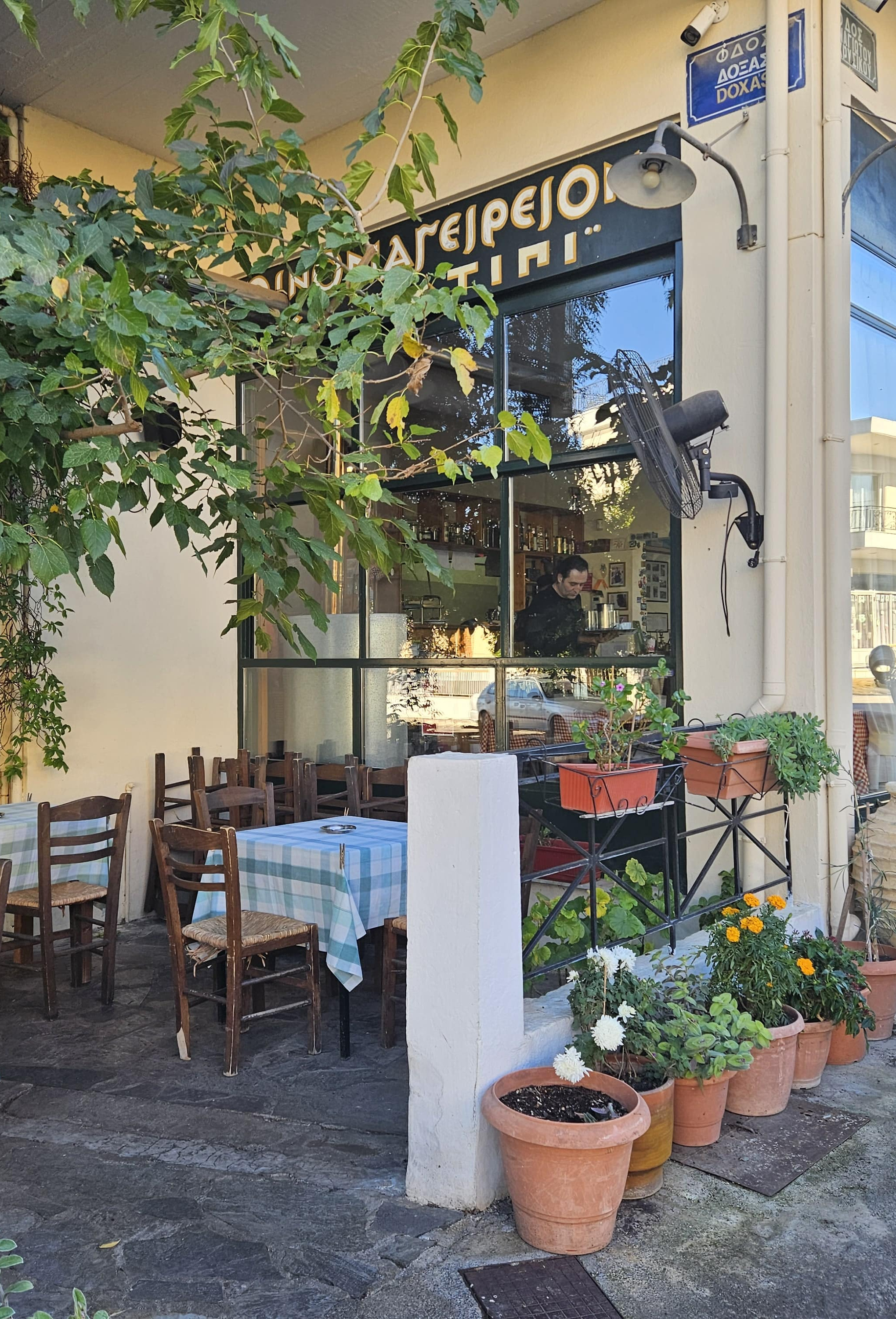 Griechisches Restaurant Ein griechisches Restaurant mit Tischen und Stühlen.