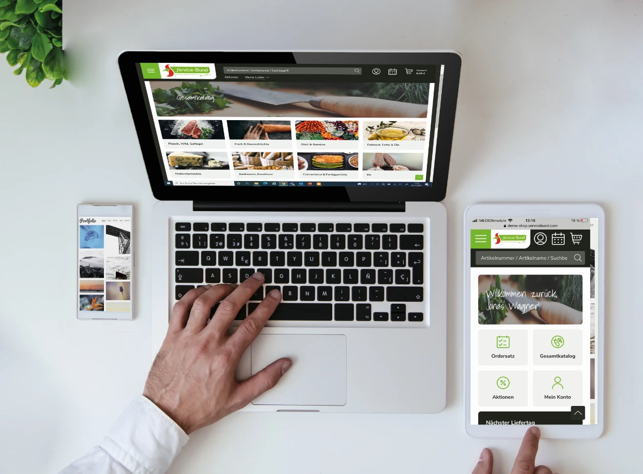 Mock Up Webshop Computer und Tablet mit geöffnetem Webshop