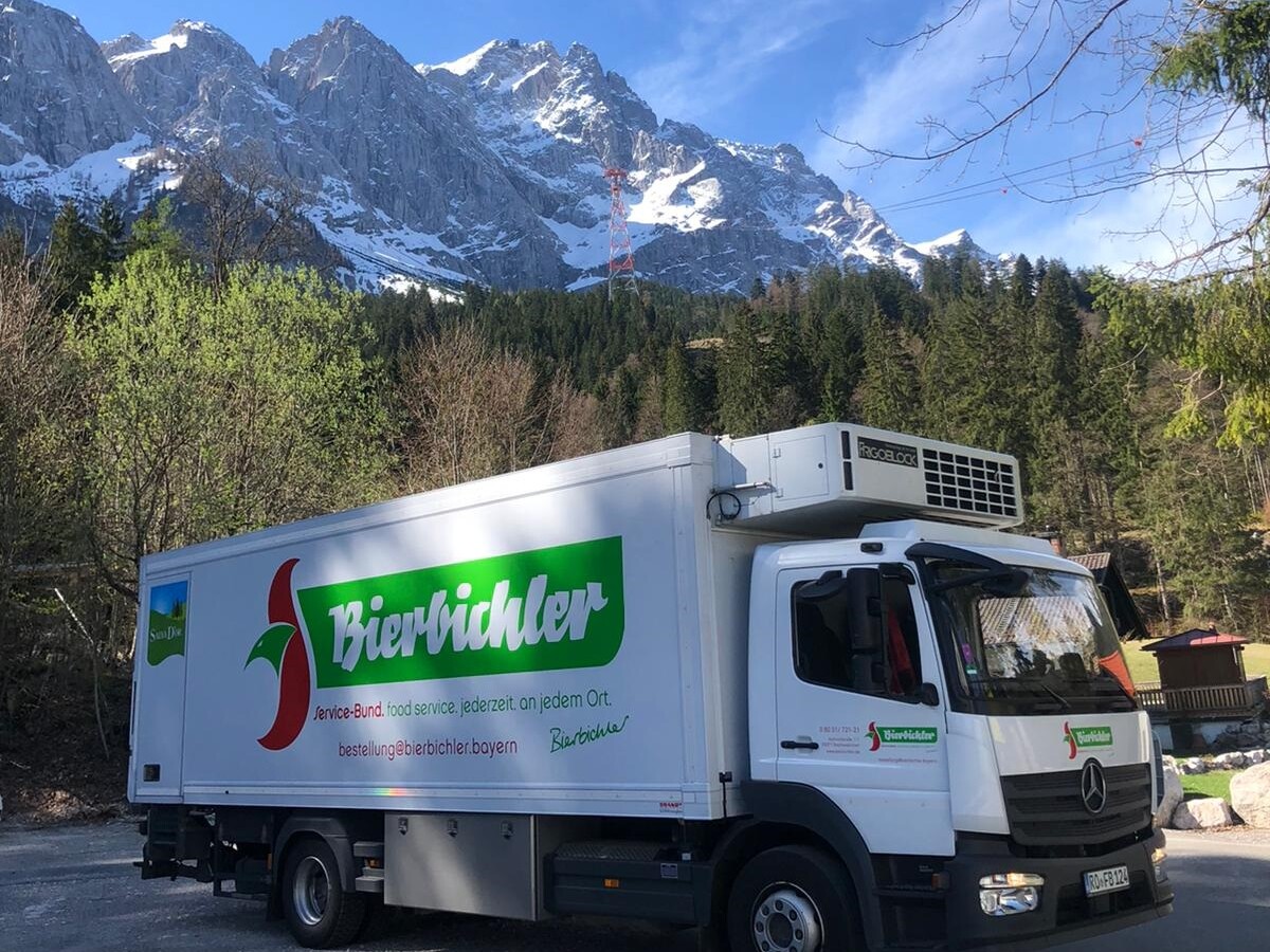 Bierbichler LKW vor den Bergen Lagerhaus mit Regalen voller Kartons
