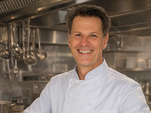 Der Verein United Against Waste (UAW) ist eine Initiative der Foodbranche, die gemeinsam mit seinen Mitgliedern, zu denen auch der Service-Bund gehört, praktische Lösungen zur Reduzierung von Lebensmittelabfällen zur Verfügung stellt. Mit der Sales-Report Redaktion spricht der neue Geschäftsführer Frank E. Bußmann darüber, wie man als Betrieb das Thema Foodwaste angehen kann.