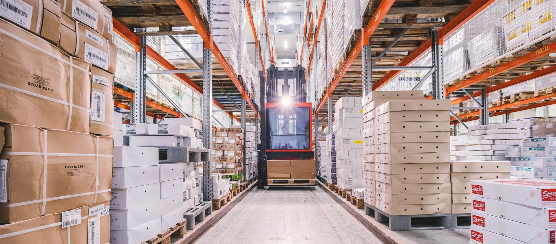 Lagerhaus mit Regalen voller Kartons