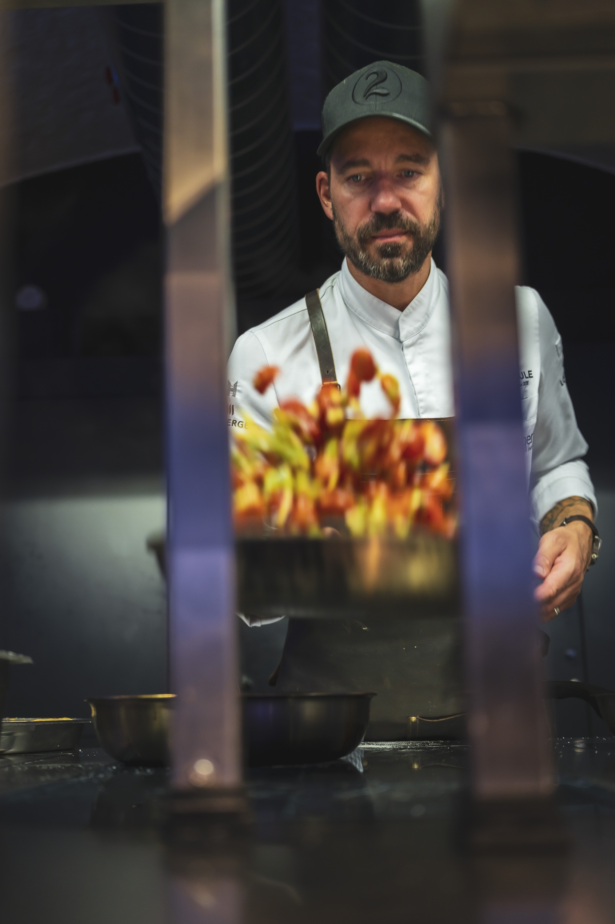 Partnerschaften sind wichtig für das Netzwerk Ein Mann in einer Kochuniform beim Kochen.